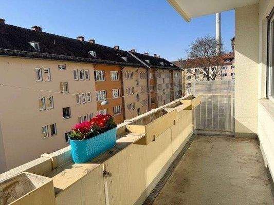 Sonniger, großer Balkon
