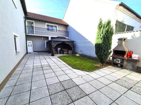 Terrasse-Grünfläche-Innenhof