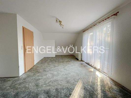 Zimmer mit Balkonzugang im Dachgeschoss