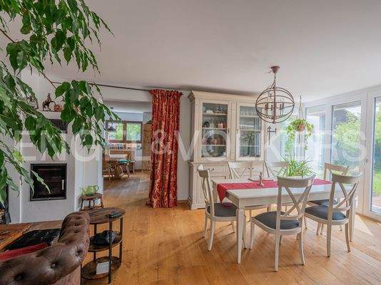 Essbereich mit Zugang zur Terrasse