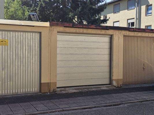Garage mit elektrischem Sektionaltor