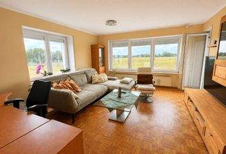 Wohnzimmer mit Balkonzugang