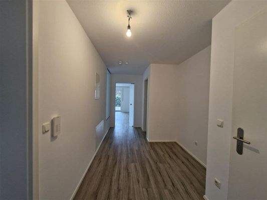 Flur mit Blick zum Wohnzimmer