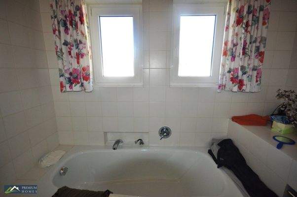 Haus in Wörgl - Bad OG mit Badewanne