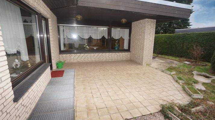 die große, teilweise überdachte Terrasse