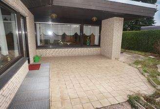 die große, teilweise überdachte Terrasse