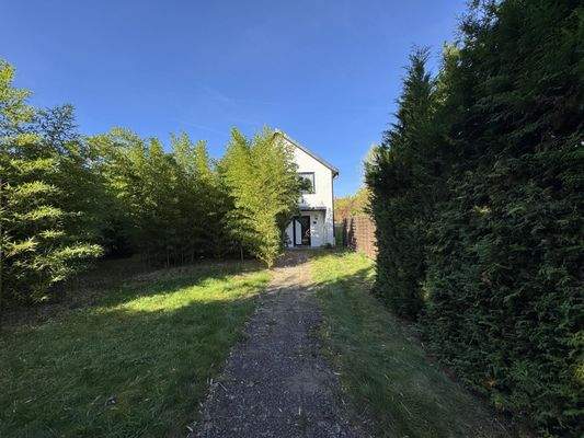 Ansicht von vorn mit Vorgarten