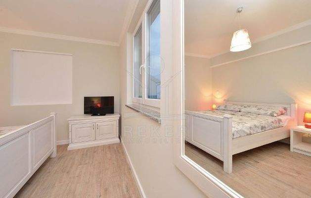 Schlafzimmer mit großem Spiegel