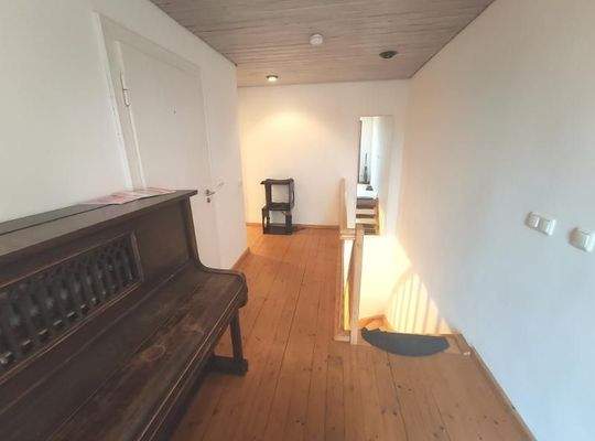 2. OG: Flur mit Zugang zur Terrasse Bild 1