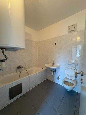 11. Badezimmer mit Badewanne