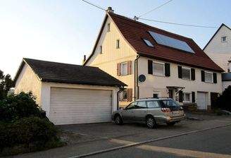 01_Aussenansicht_Haus_und_Garage.jpg