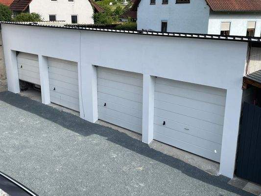 Garagenzeile in Nebengebäude