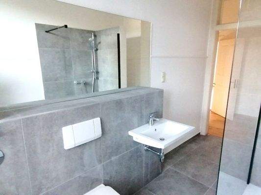 neu gefliestes Bad mit großer Glasdusche 