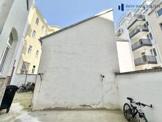 Fassade des Lagergebäudes