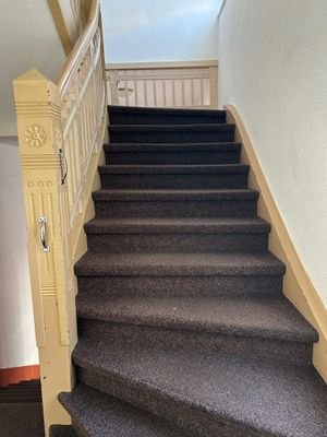 Treppenhaus zu 1OG_1.jpg