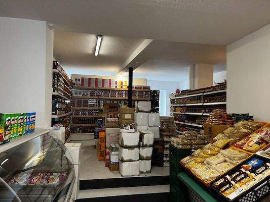 mit Ladengeschäft im Erdgeschoss 