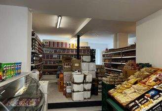 mit Ladengeschäft im Erdgeschoss 