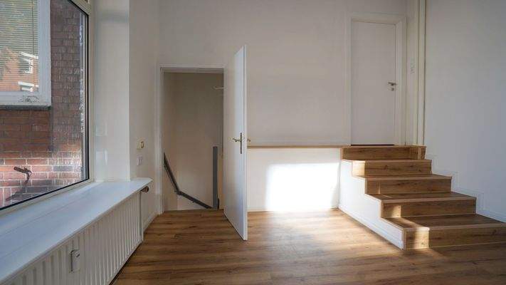 ...mit vielen Möglichkeiten und Stauraum (Tür links führt zum großen Kellerraum)