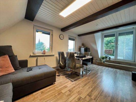 Wohnzimmer mit Essbereich und Zugang zur Dachterrasse