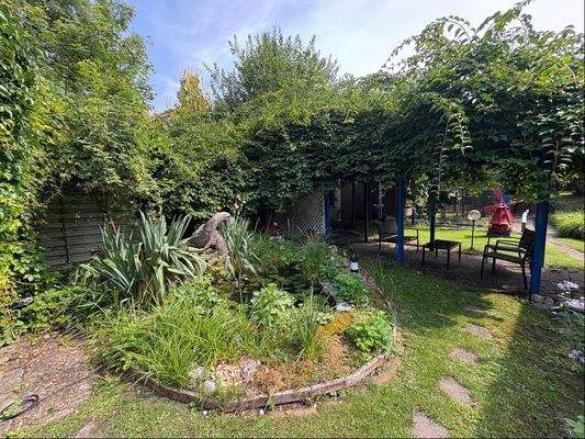 Schattenplatz mit großer Vogelvoliere