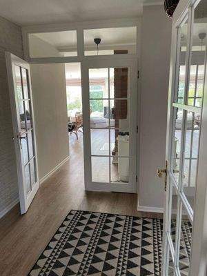 Diele mit Blick durch das Wohnzimmer zum Garten