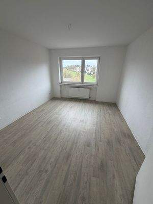 Leeres Zimmer mit Fenster