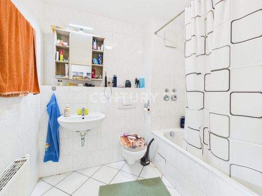 Badezimmer mit aktueller Einrichtung