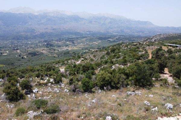 Kreta, Litsarda: Ruhiges Grundstück mit Baugenehmigung und atemberaubender Aussicht auf die Landschaft zu verkaufen