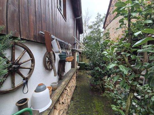 Weg zum Nebengebäude