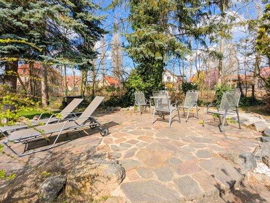 Große Terrasse im Garten