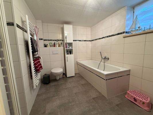 Badezimmer mit Wanne im KG