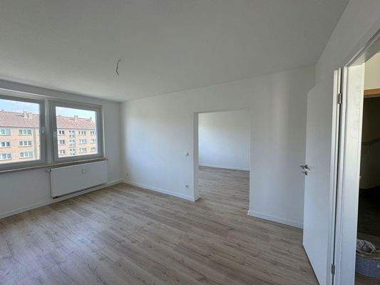 Blick von Küche ins Wohnzimmer