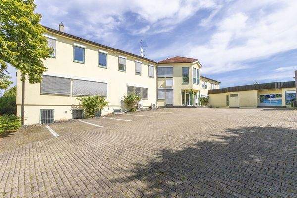 Zufahrt / Parkplätze