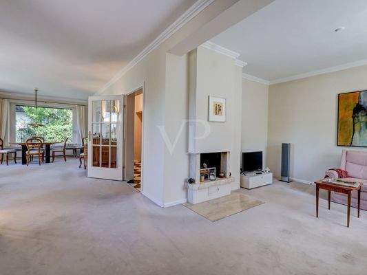 Kaminzimmer mit Blick in den Wohnbereich