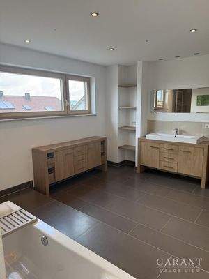 Badezimmer mit Dusche, Badeanne und Doppelwaschbec