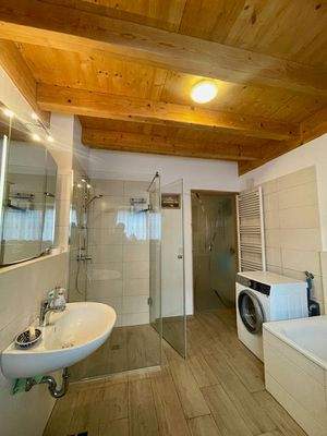 Vollbad mit bodengleicher Dusche im EG