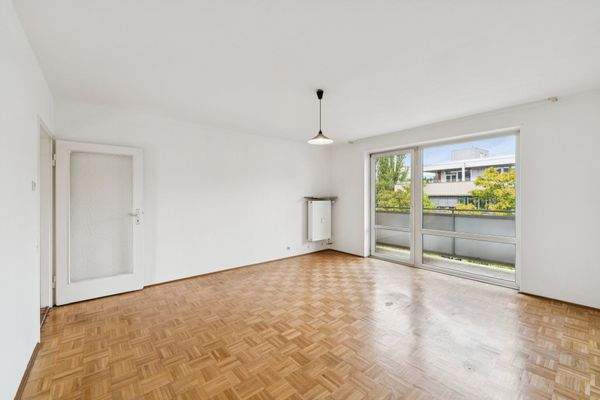 Lichtdurchflutetes Wohnzimmer mit Zugang zum Balkon 