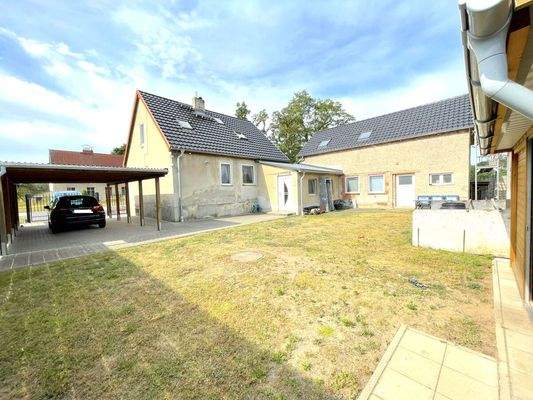 Innenhof mit Carport