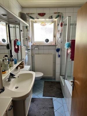 Bad mit Wanne und Dusche.jpg