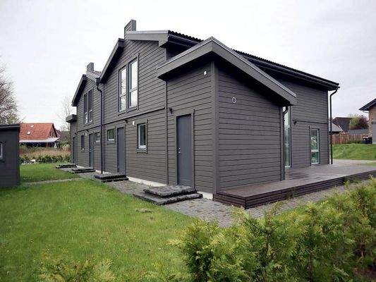 Eingang und Seitenansicht