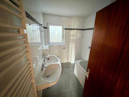 Wohnung EG: Tageslichtbad/WC 1