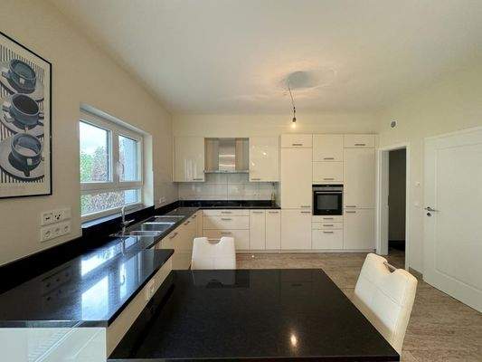 Einbauküche mit Speisekammer