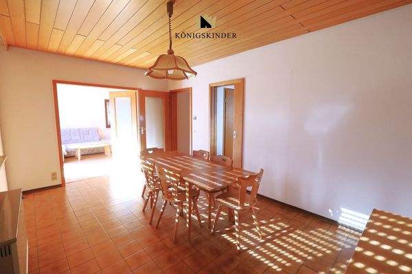 und direkt daneben das Esszimmer..