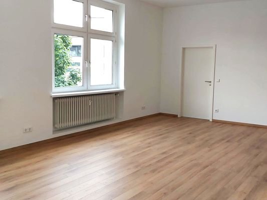 Wohnzimmer mit Tür zum Schlafzimmer