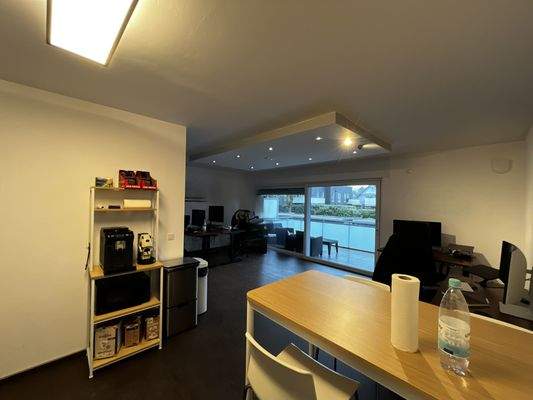 Blick Küche in Besprechungsraum / Büro 3