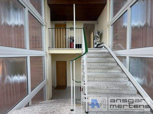 Treppenhaus mit Lifter vor die Türe