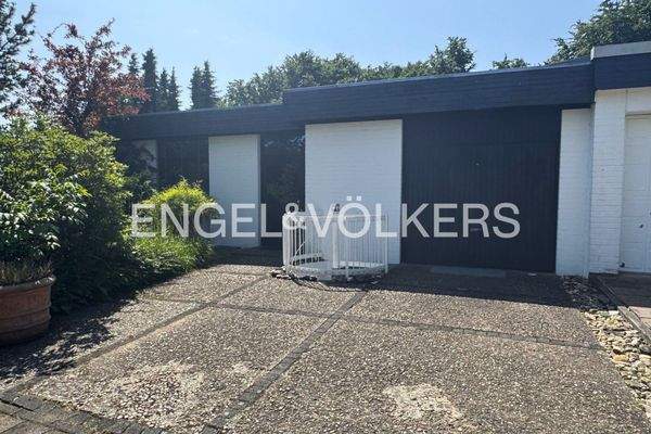 Garage am Haus mit Stellplatz