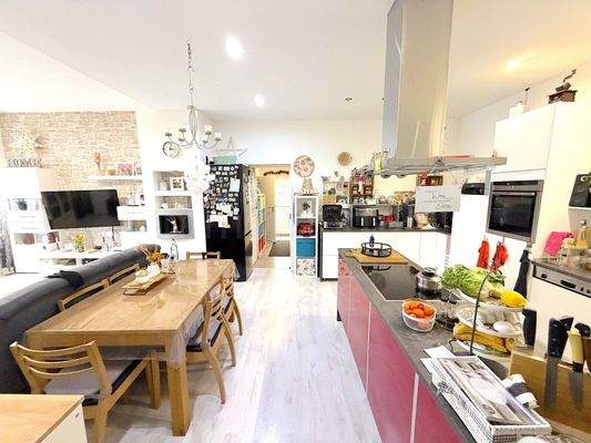 KÜCHE UND WOHNBEREICH