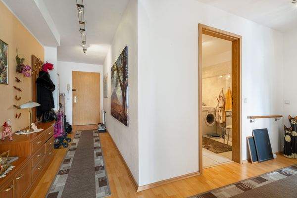 Großzügige Diele mit Zugang zu allen Räumen