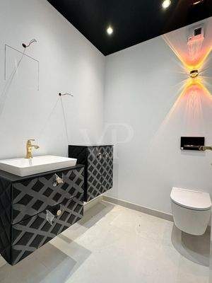 Gäste-WC mit Ambientebeleuchtung und Mobiliar